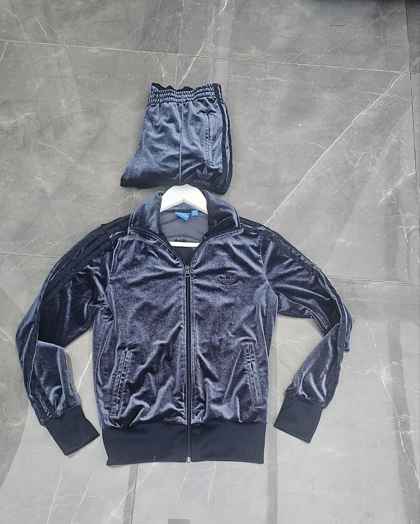 Adidas pak donkerblauw €45,=, Ophalen of Verzenden, Zo goed als nieuw, Blauw, Sneakers of Gympen