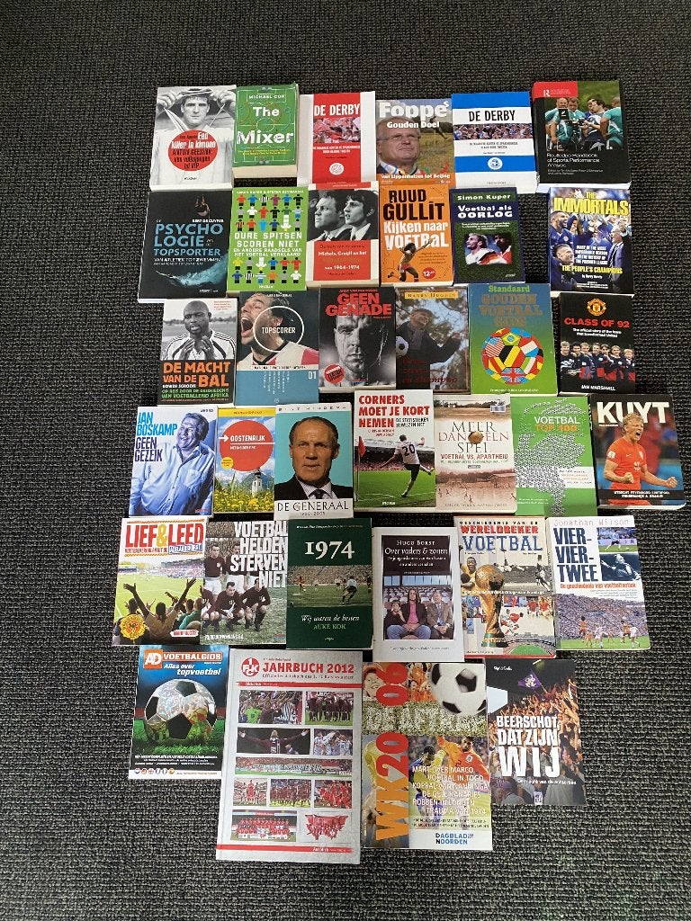 Sport/voetbalboeken €5,- per stuk exc. verzendkosten, Ophalen of Verzenden, Zo goed als nieuw, Balsport