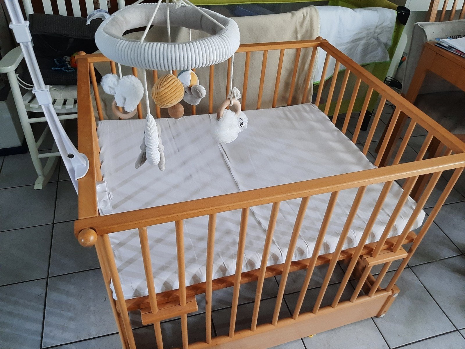 Box met matras en muziek mobiel, Kinderen en Baby's, Boxen, Ophalen, Gebruikt, Rechthoekig, In hoogte verstelbaar