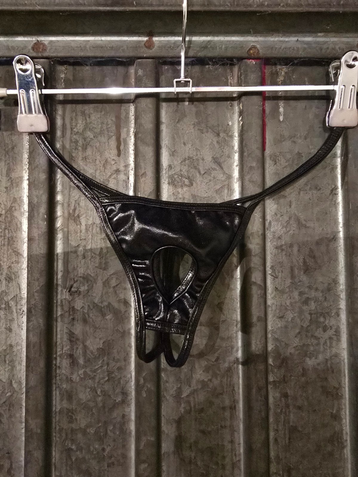 Zwarte glanzende string met open kruis, Verzenden, Zwart