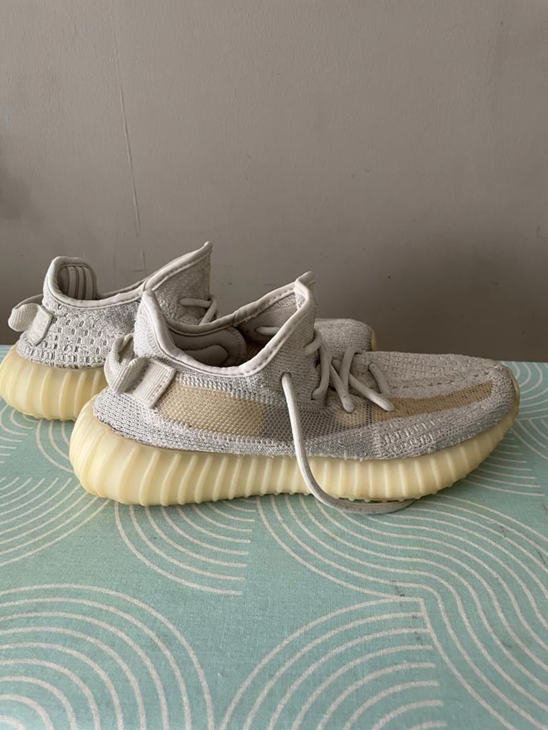 Adidas Yeezy Boost 350 V2 Light - Maat 37 1/3, Kleding | Dames, Schoenen, Gedragen, Sneakers of Gympen, Grijs, Ophalen of Verzenden