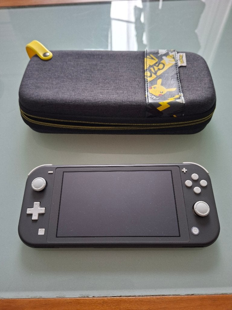 Nintendo Switch Lite met beschermhoes Pokemom thema, Spelcomputers en Games, Ophalen, Grijs, Zo goed als nieuw, Met beschermhoes of tas