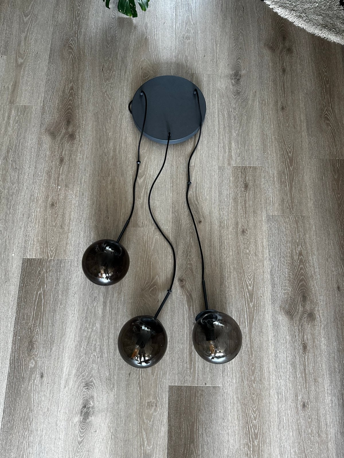 Moderne hanglamp met 3 rookglazen bollen, Huis en Inrichting, Lampen | Hanglampen, Ophalen, Zo goed als nieuw, Glas, E27 (groot)