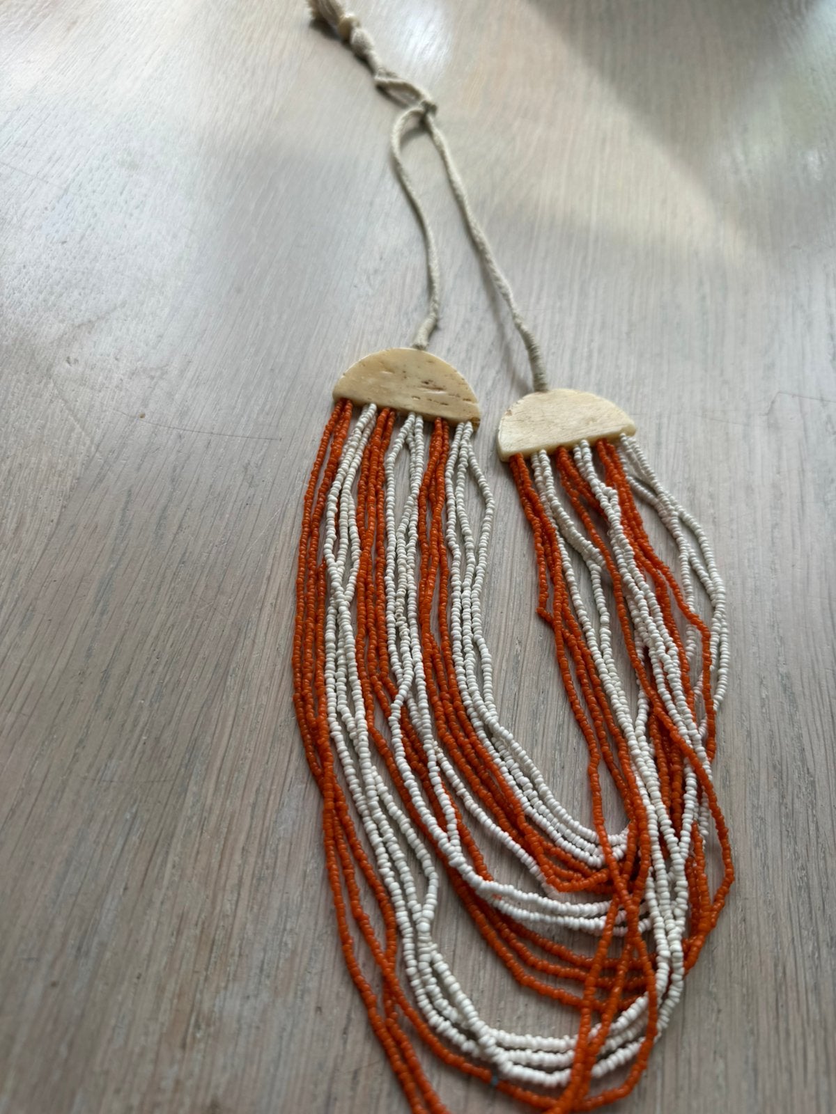 Etnisch achtige ketting met benen en glaskraaltjes, Ophalen of Verzenden, Zo goed als nieuw, Overige materialen