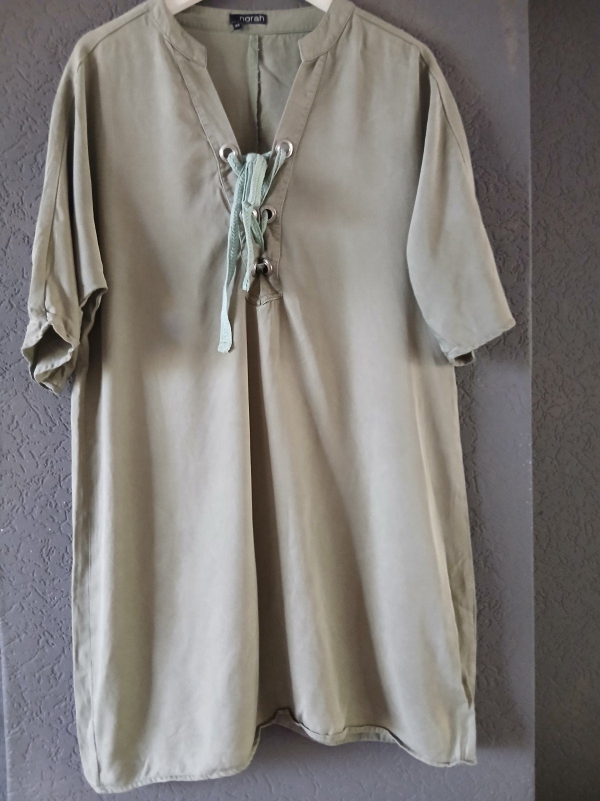 Norah jurk maat 44 legergroen 100% Tencel, Kleding | Dames, Jurken, Maat 42/44 (L), Ophalen of Verzenden, Zo goed als nieuw, Knielengte