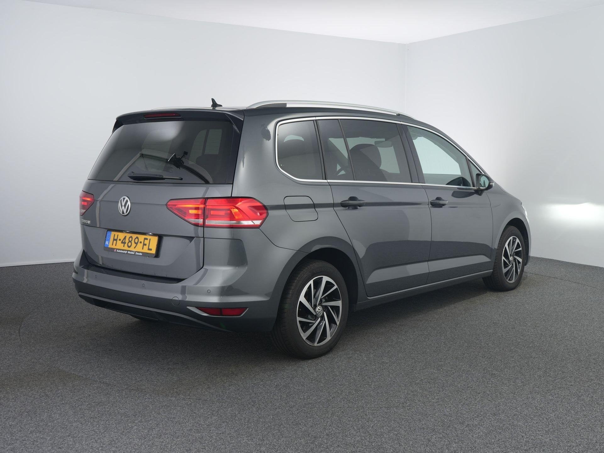 Volkswagen Touran 1.5 TSI Highline Business R 7p | Led | ACC, Auto's, Adaptive Cruise Control, 4 cilinders, 150 pk, 7 stoelen