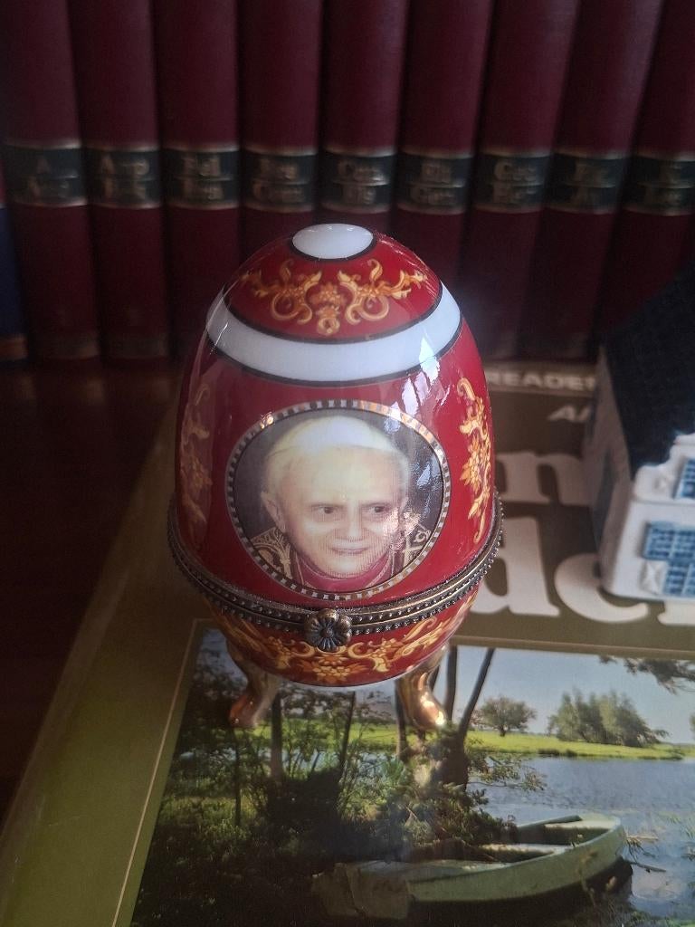 Ei van porselein met Paus Benedictus XVI., Verzamelen, Religie, Ophalen of Verzenden, Nieuw, Overige typen, Christendom | Katholiek