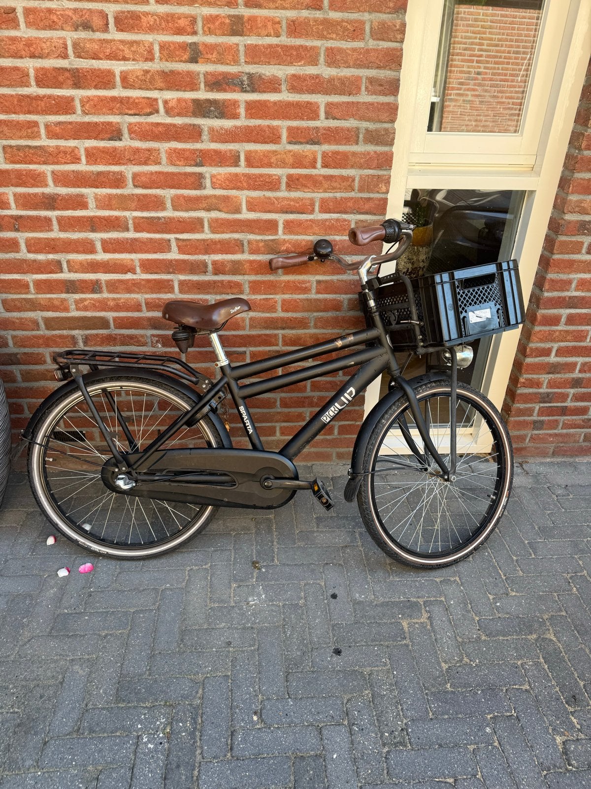 zwarte transportfiets (24 inch)met voordrager en krat