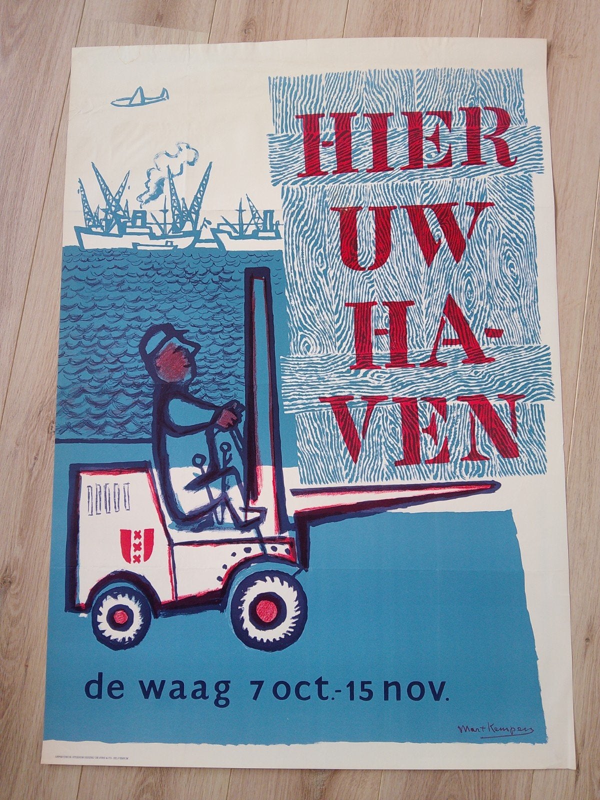 Vintage Mart Kempers Poster "Hier Uw Haven" - De Waag, Verzamelen, Posters, Ophalen of Verzenden, Gebruikt, A1 t/m A3, Rechthoekig Staand