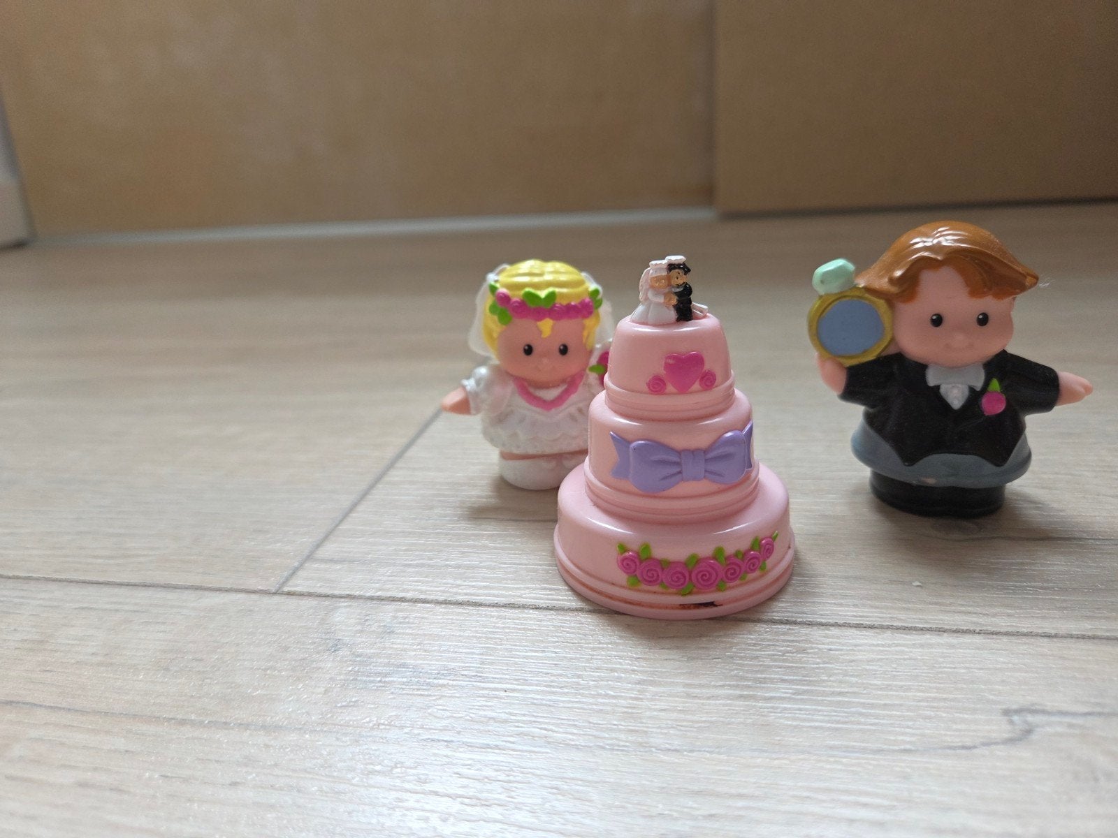 Little People poppetjes met gele schoolbus en bruidspaar, Ophalen of Verzenden, Jongen of Meisje