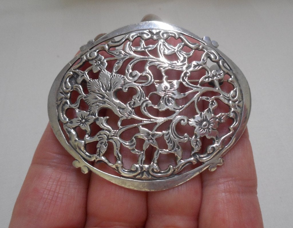 Zilveren royale vintage broche Niekerk nr.1412
