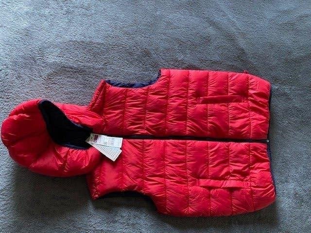 Benetton rode bodywarmer met donkerblauwe voering, maat 146, Nieuw, Ophalen of Verzenden, Jas, Jongen