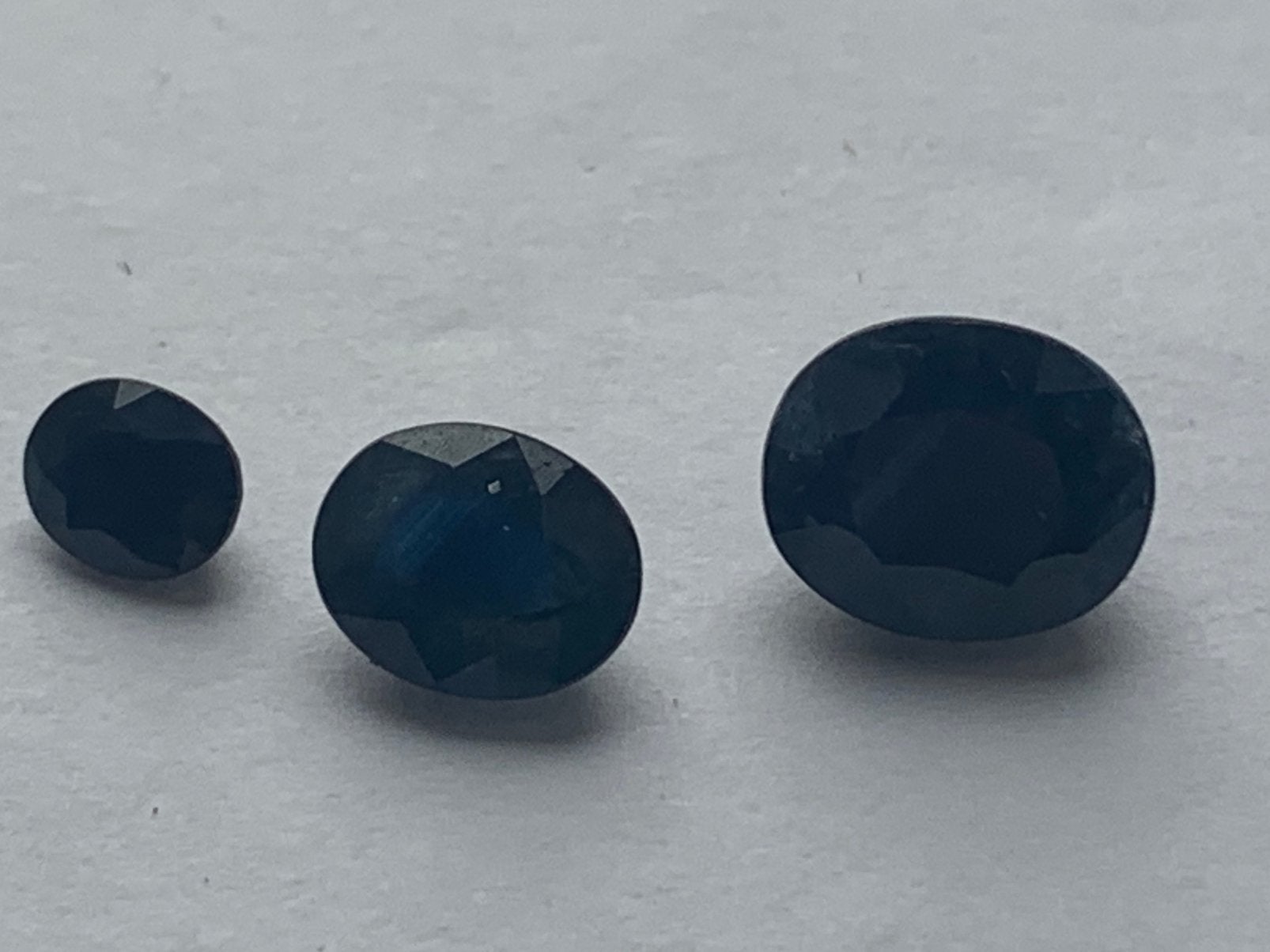 3 diepblauwe prachtige saffieren 8,70 crt Geen certificaat, Ophalen of Verzenden, Zo goed als nieuw