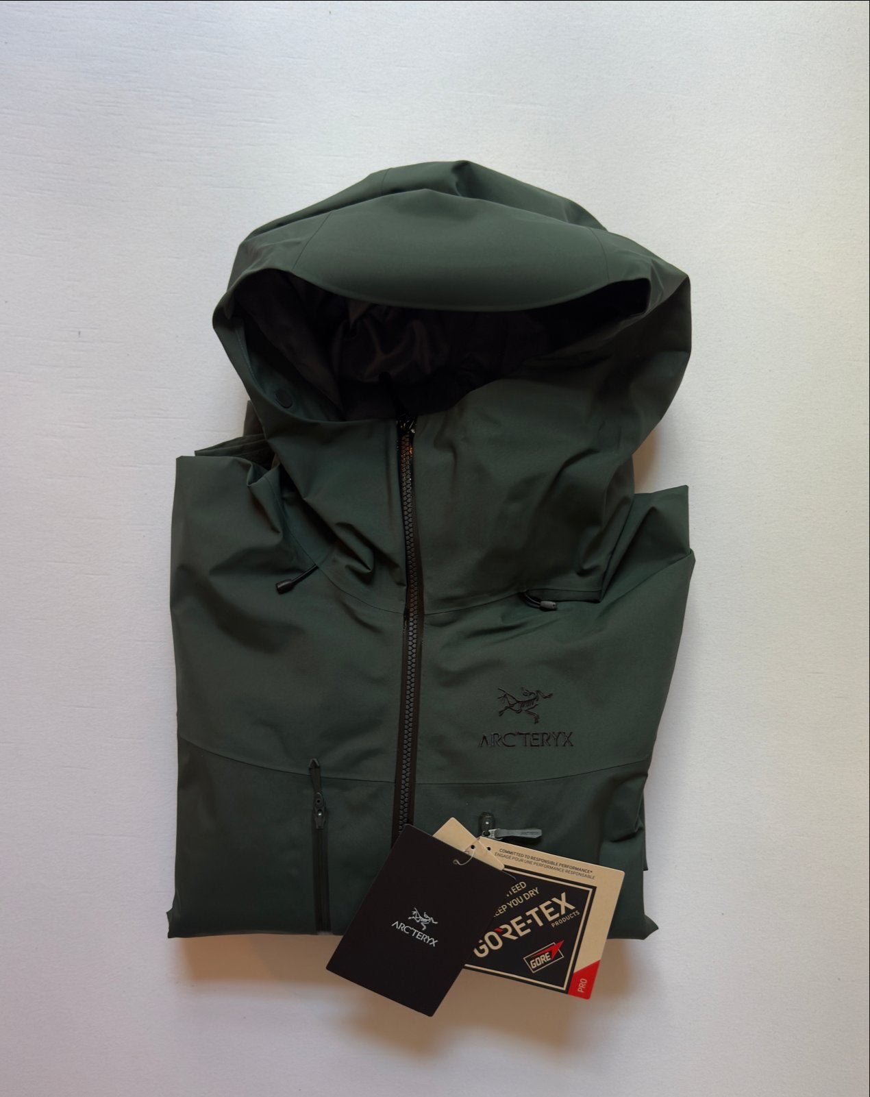 Gloednieuwe ALPHA SV ARC’TERYX jas met kaartjes, Ophalen of Verzenden, Nieuw, Maat 48/50 (M), Groen