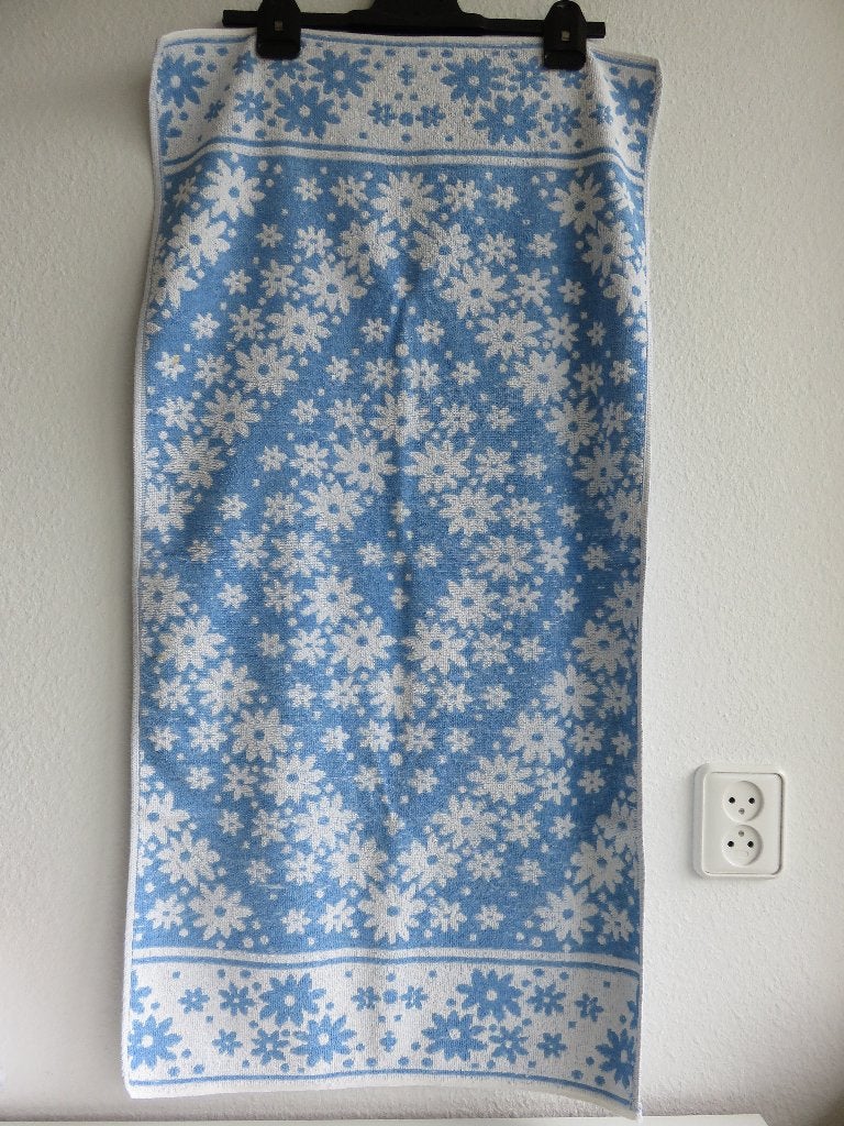 Vintage retro lichtblauwe met witte handdoek met bloemetjes, Huis en Inrichting, Ophalen of Verzenden, Gebruikt, Blauw, Handdoek