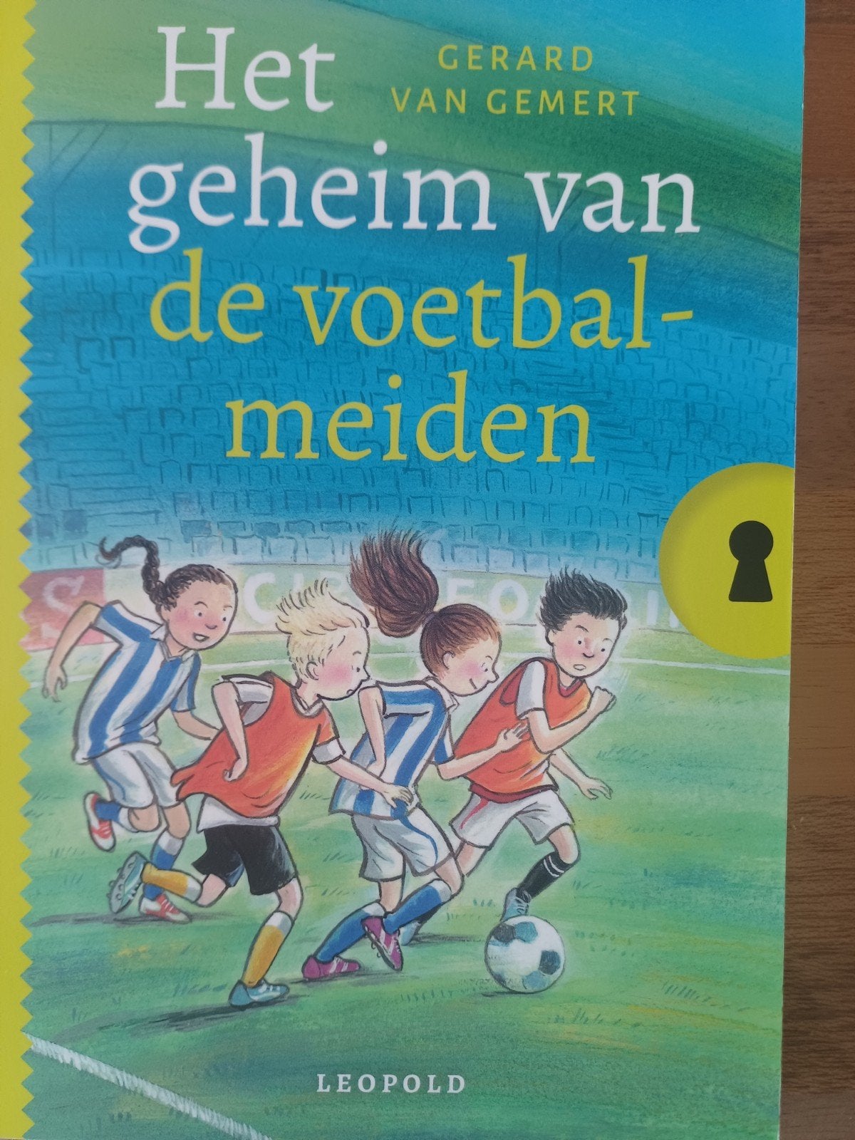 Het geheim  van de voetbalmeiden., Ophalen of Verzenden, Zo goed als nieuw, Gerard van Gemert, Fictie algemeen