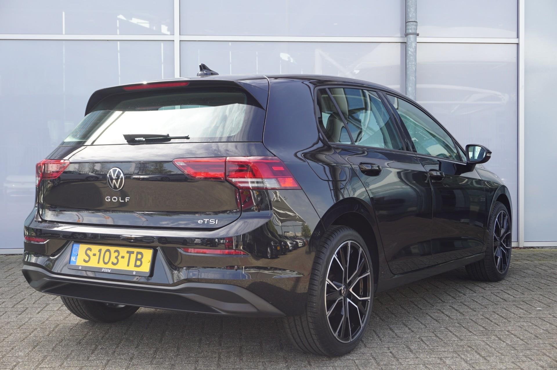 Volkswagen Golf 1.0 eTSI 110pk DSG Life | Apple Carplay & An, 12 maanden, Stof, Gebruikt, Zwart