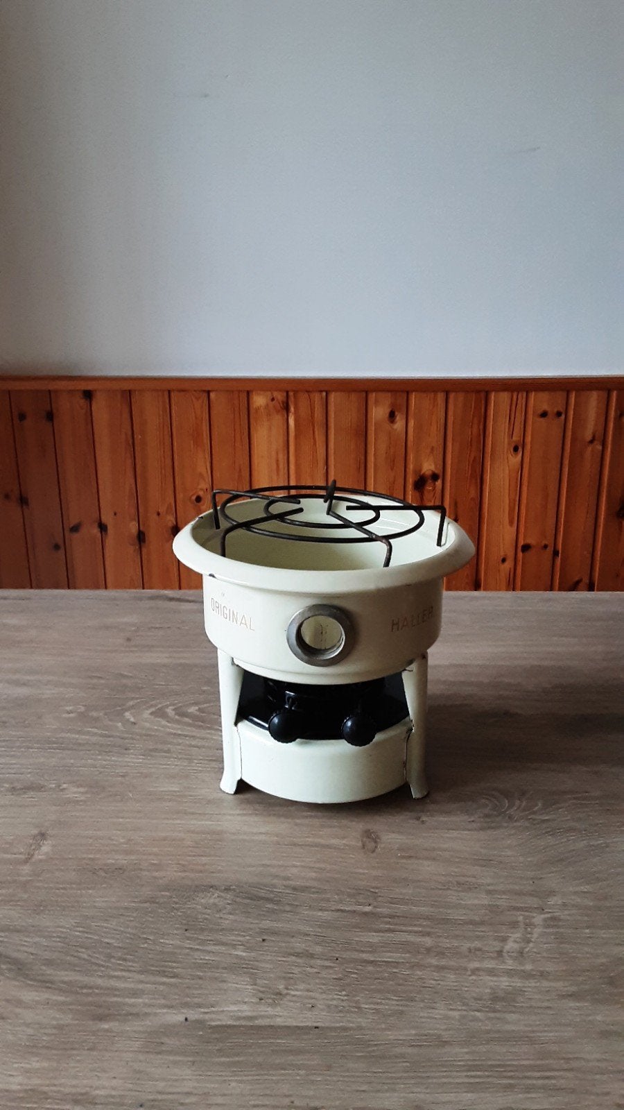 EMAILLE BEIGE 2 PITS PETROLEUMSTEL MERK HALLER., Ophalen of Verzenden