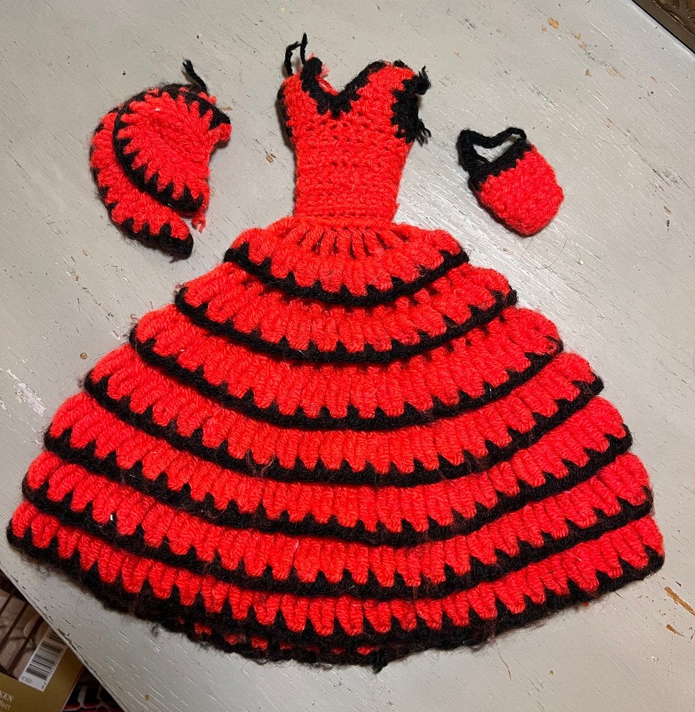 Vintage rood zwart gebreide Spaanse Barbie Fleur Sindy jurk, Ophalen of Verzenden, Gebruikt, Kleertjes