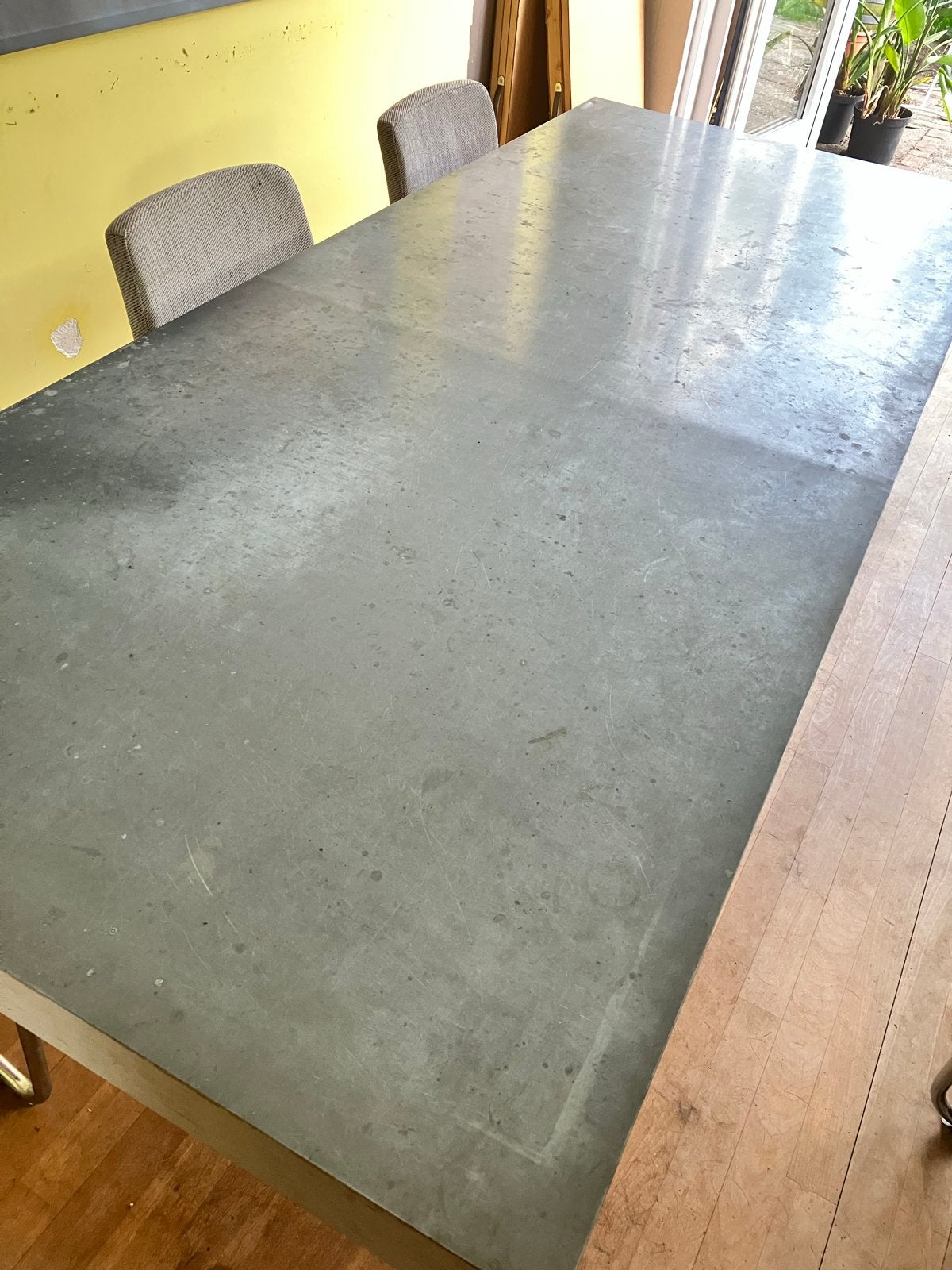 Grote eettafel met metalen blad en houten onderstel, Huis en Inrichting, Tafels | Eettafels, Ophalen, Gebruikt, 200 cm of meer