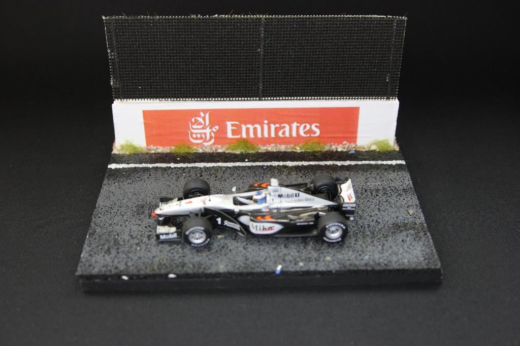 Diorama circuit met muur en hek 1:43 Emirates, Info@bennie-gs.nl, Bennie G's, 7241MB, Nieuw