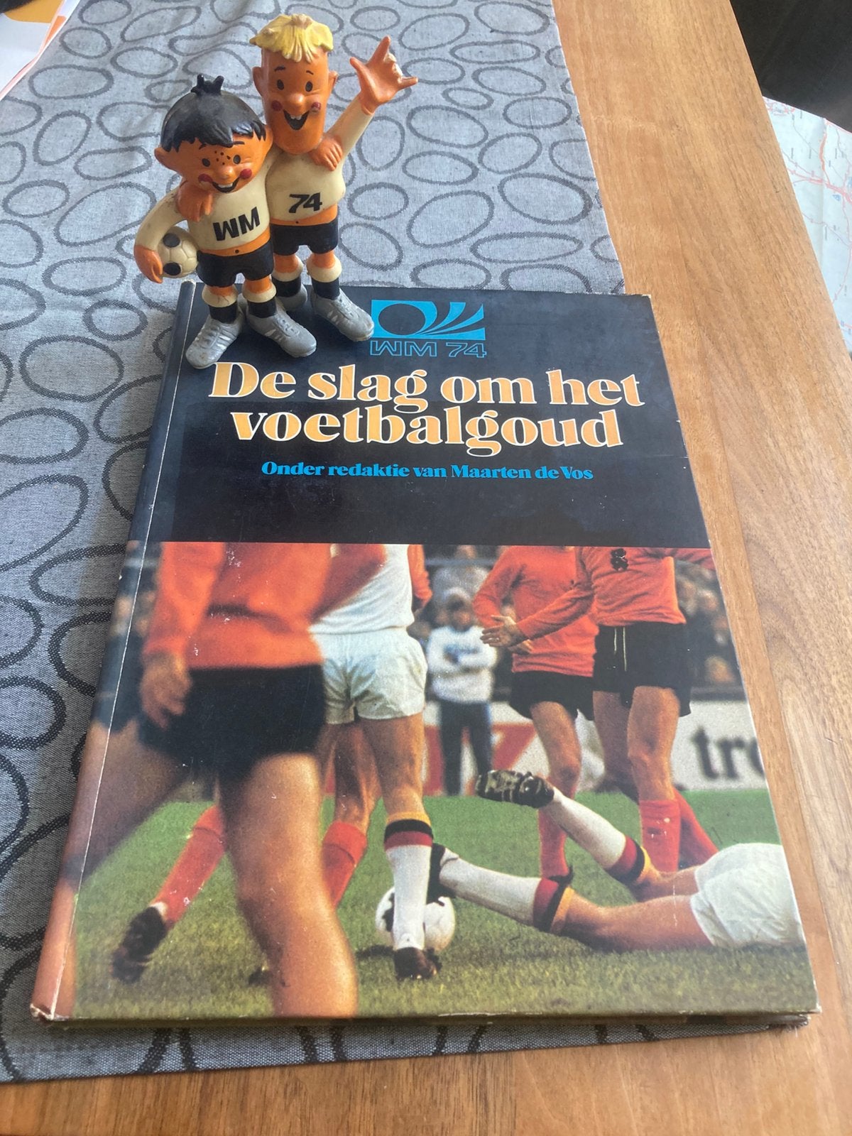 Boek en mascotte wk 74, Boeken, Ophalen of Verzenden, Zo goed als nieuw, Balsport