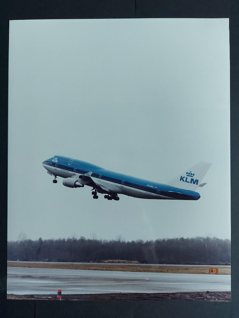 Foto van een opstijgende KLM Boeing 747-400 (F954), Verzamelen, Ophalen of Verzenden, Gebruikt, Kaart, Foto of Prent