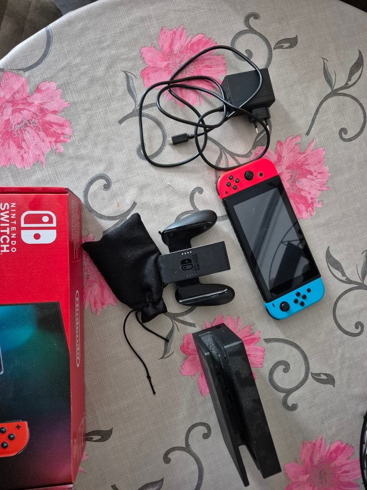 Nintendo Switch met Joy-Cons (defect), Spelcomputers en Games, Spelcomputers | Nintendo Switch, Ophalen