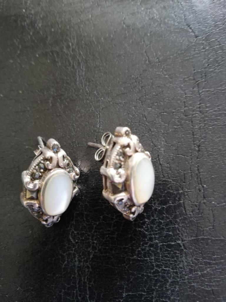 Mooie oude oorbellen met maansteen en markasietjes gemerkt, Verzenden, Zo goed als nieuw, Met edelsteen, Knopjes of Stekers