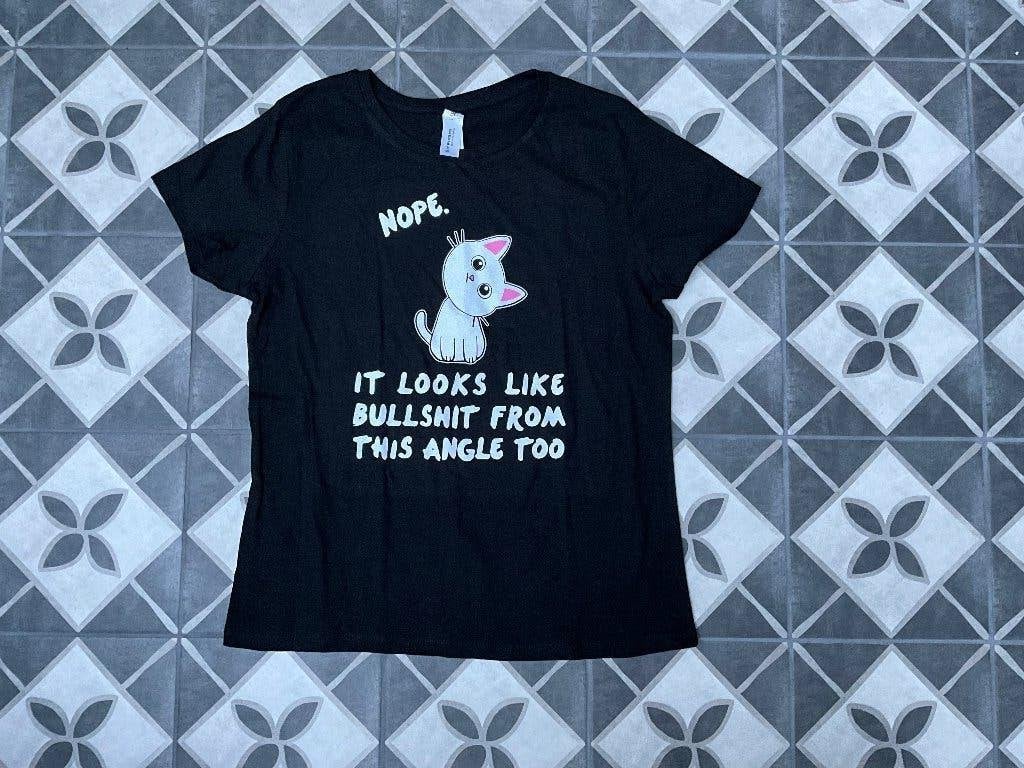 "Nope. It Looks Like Bullshit From This Angle Too" T-shirt, "Nope. It Looks Like Bullshit From This Angle Too" T-shirt, Nieuw