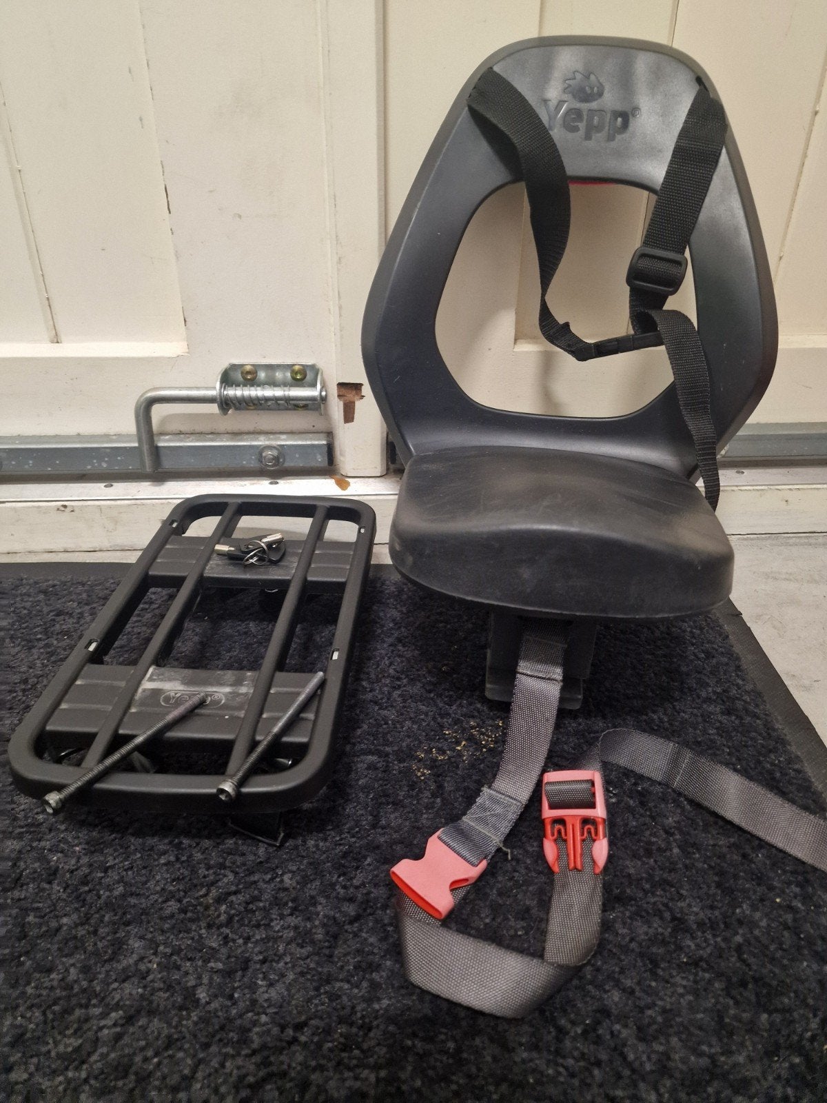 Yepp Junior Black fietszitje + adapter inclusief 3 sleutels, Fietsen en Brommers, Fietsaccessoires | Fietsstoeltjes, Ophalen, Gebruikt