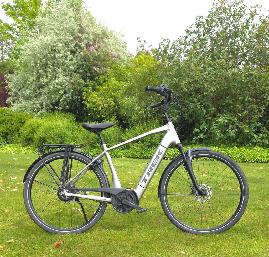 Elektrische fiets Trek District+ 9, Fietsen en Brommers, Elektrische fietsen, Zo goed als nieuw, 50 km per accu of meer, 55 tot 59 cm
