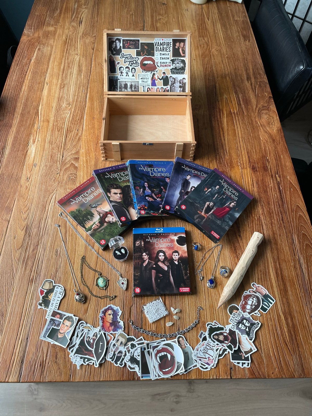 The Vampire Diaries Box: Seizoen 1-6 DVD + Sieraden & Meer, Engels, Gebruikt, Vanaf 16 jaar, Inclusief doosje