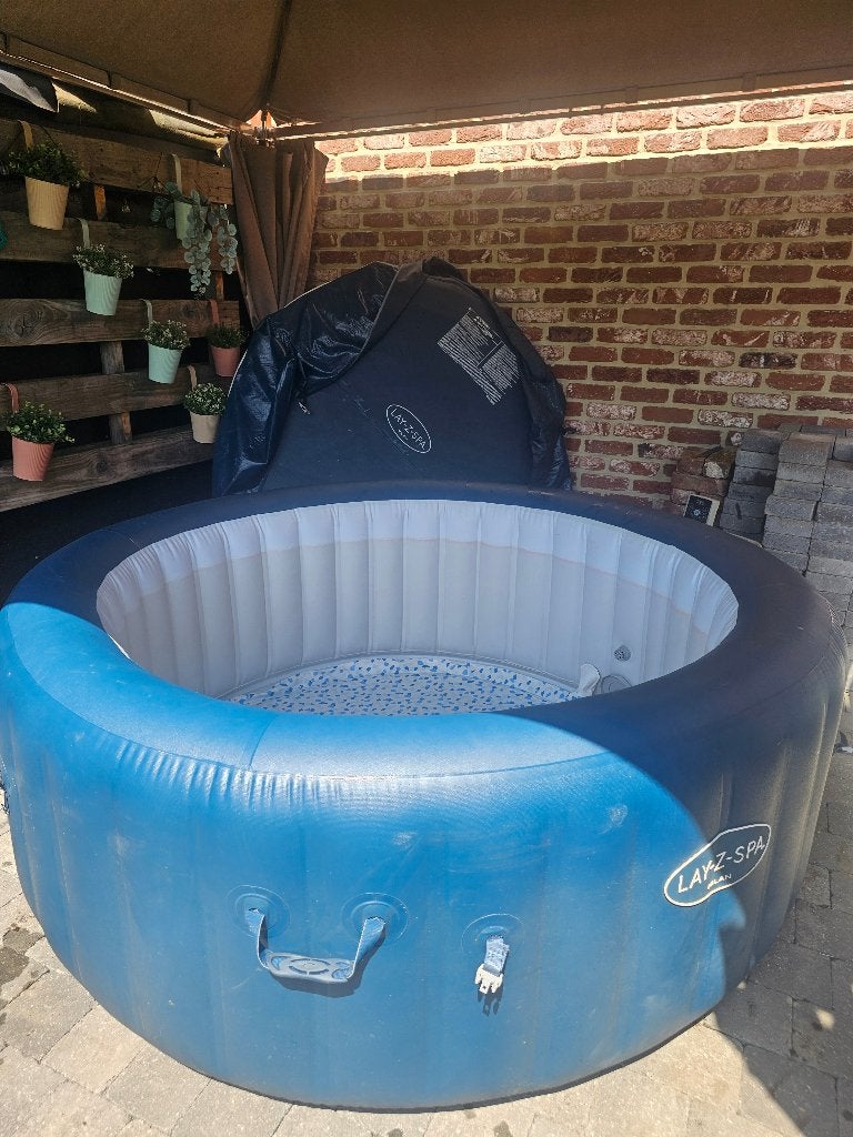 Opblaasbare jacuzzi, Ophalen, Zo goed als nieuw, Afdekzeil, Opblaasbaar