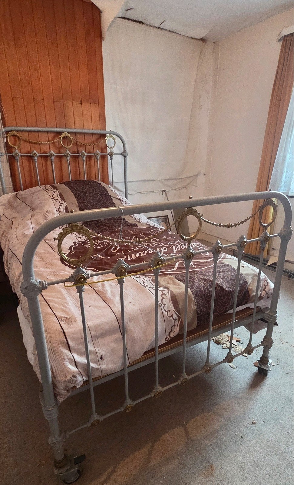 Antiek ijzeren bed met messing details, Ophalen