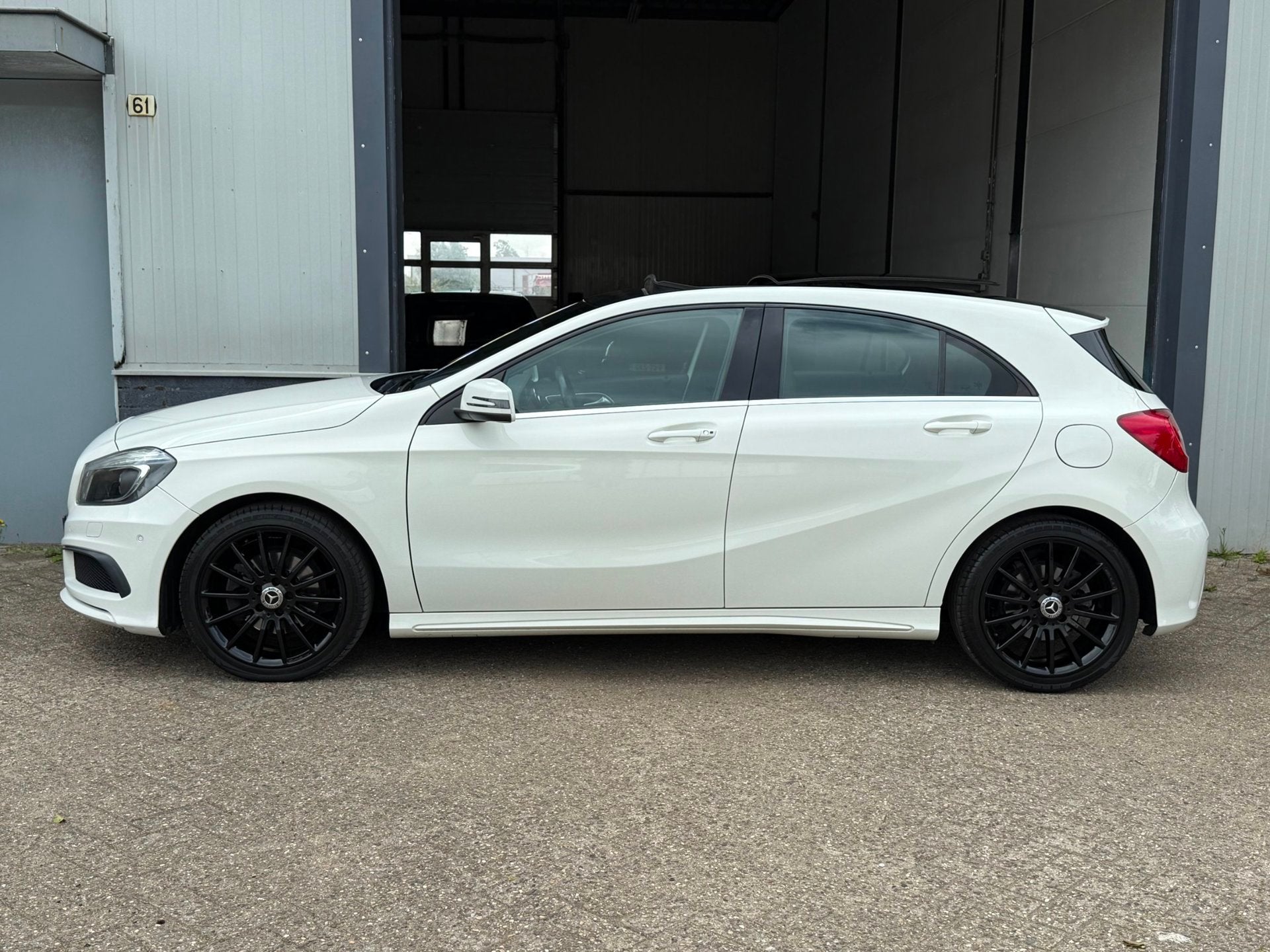 Mercedes-Benz A-klasse 180 AMG Automaat Panoramadak NAP!, Auto's, Gebruikt, 4 cilinders, Bi-Xenon koplampen, 695 kg
