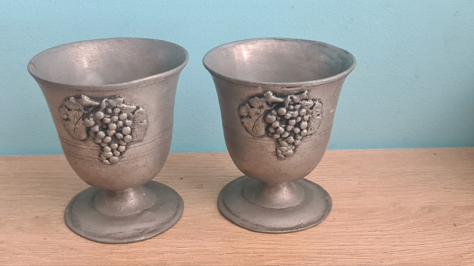 Set van 2 vintage tinnen bekers met druivenmotief, Ophalen of Verzenden
