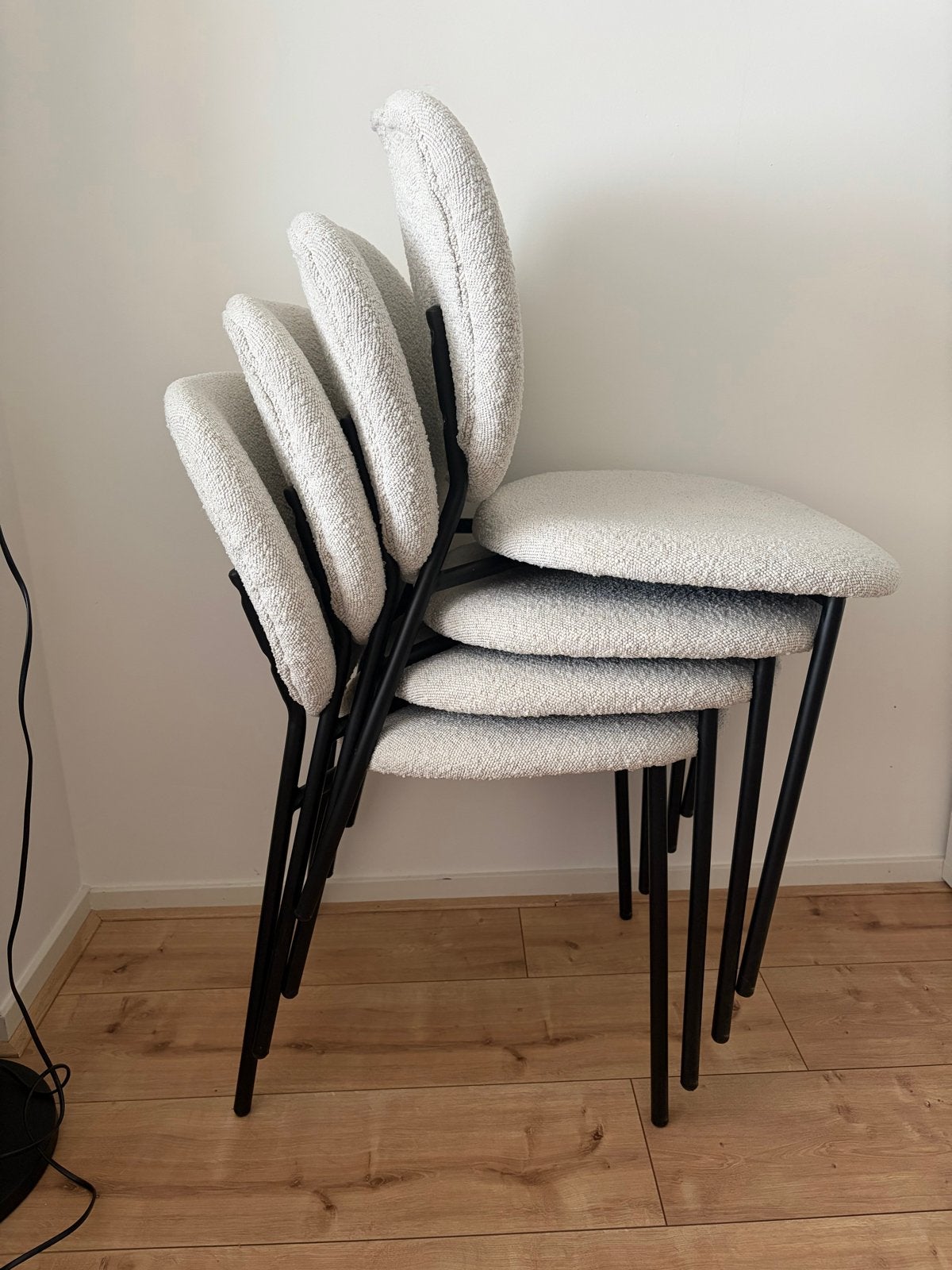 Set van 4 Westwing Ulrica eetkamerstoelen, wit bouclé stof, Ophalen, Wit, Zo goed als nieuw, Vier