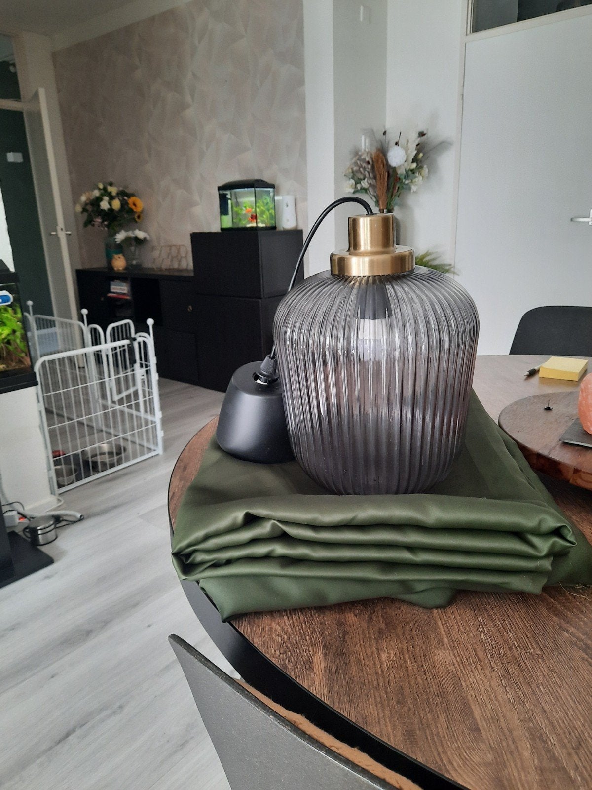 Moderne hanglamp met geribbeld glas en messing accent, Modern, Industrieel, Zo goed als nieuw, Glas, E27 (groot)