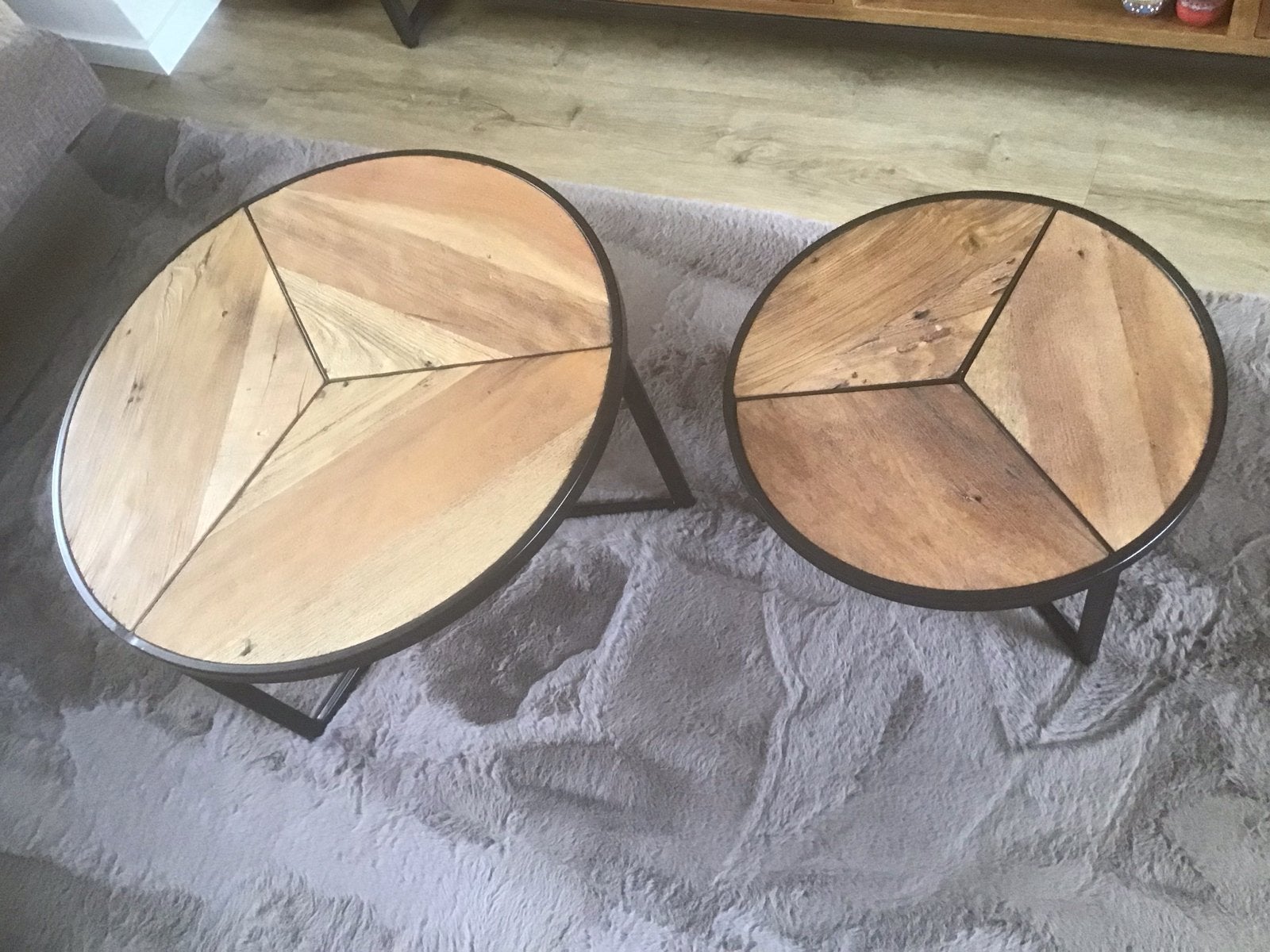 Set van 2 ronde salontafels met houten blad en metalen frame, Rond, Zo goed als nieuw, 5 – 50, Overige houtsoorten