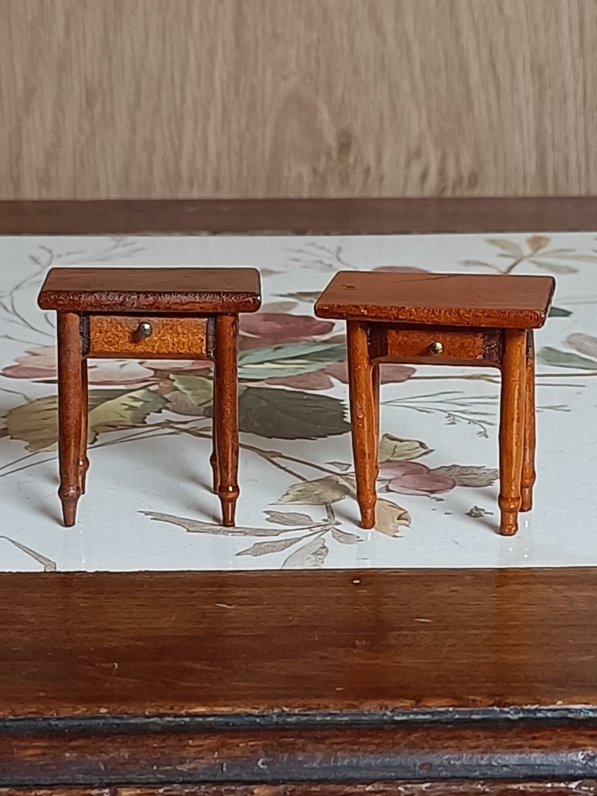 Twee nachtkastjes poppenhuis 1:12, Ophalen of Verzenden, Zo goed als nieuw, Poppenhuis