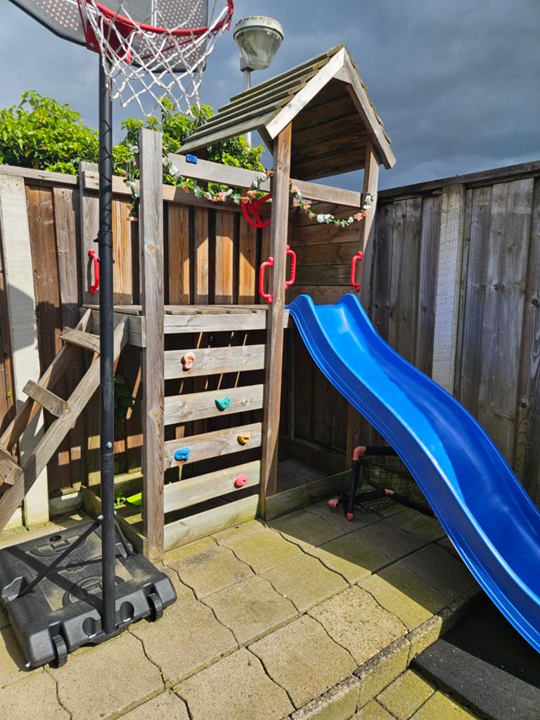 Speeltoestel met glijbaan, Kinderen en Baby's, Speelgoed | Buiten | Speeltoestellen, Ophalen, Glijbaan