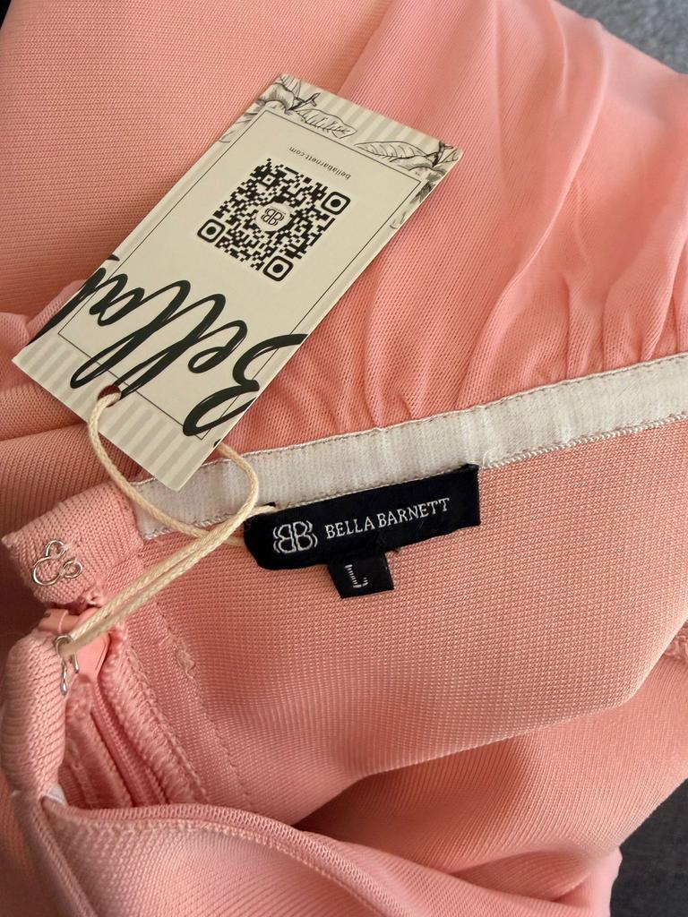 Bella Barnett Roze Off-Shoulder Jurk - Maat L, Kleding | Dames, Jurken, Nieuw, Maat 42/44 (L), Roze, Boven de knie, Ophalen of Verzenden