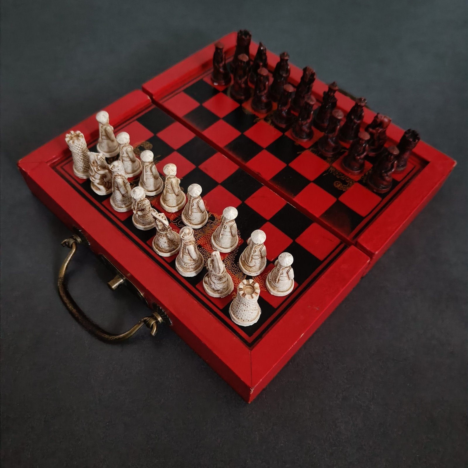 Chinees schaakspel in rode koffer - reisformaat., Hobby en Vrije tijd, Gezelschapsspellen | Bordspellen, Een of twee spelers, Ophalen of Verzenden
