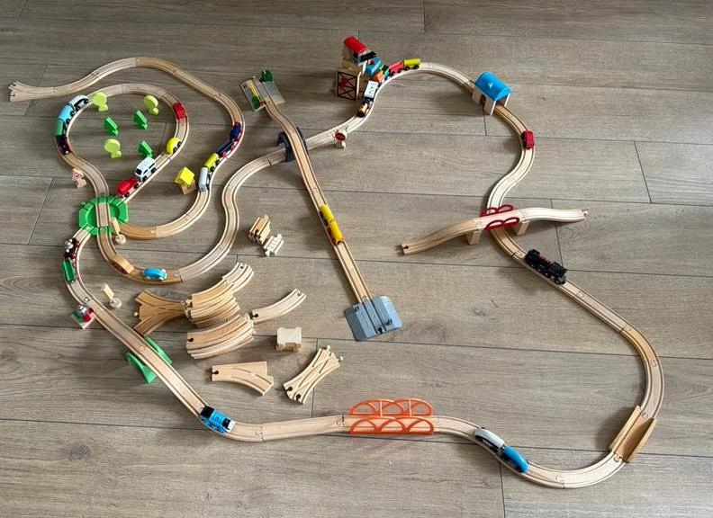 Grote houten treinbaan - Ikea Brio, Kinderen en Baby's, Speelgoed | Houten speelgoed, Ophalen, Zo goed als nieuw