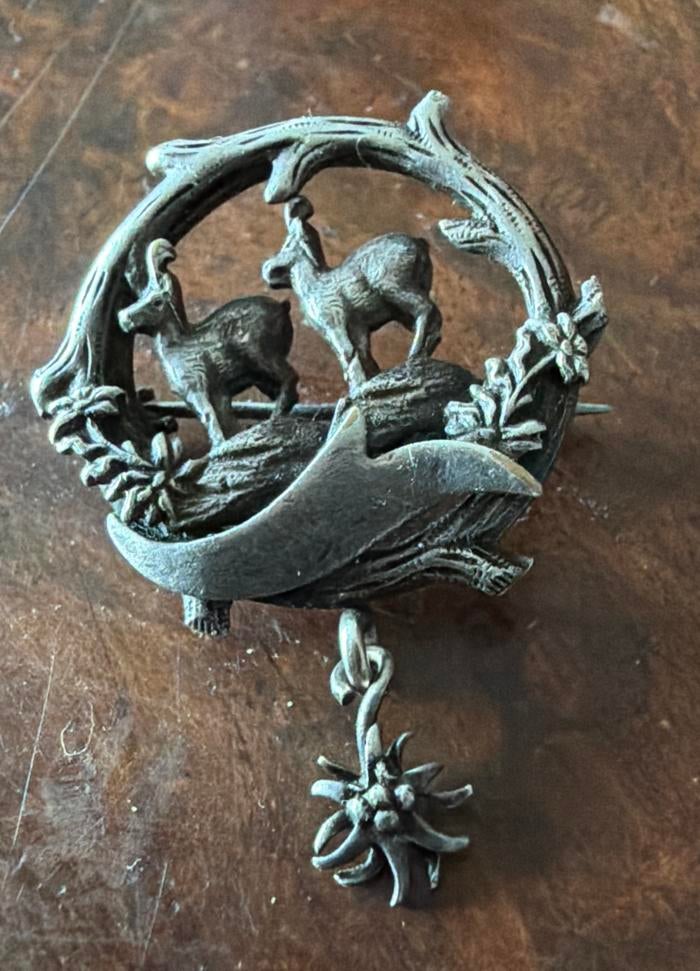 Antieke broche met herten en edelweiss hanger, Overige materialen, 4 tot 7 cm, Gebruikt, Ophalen of Verzenden