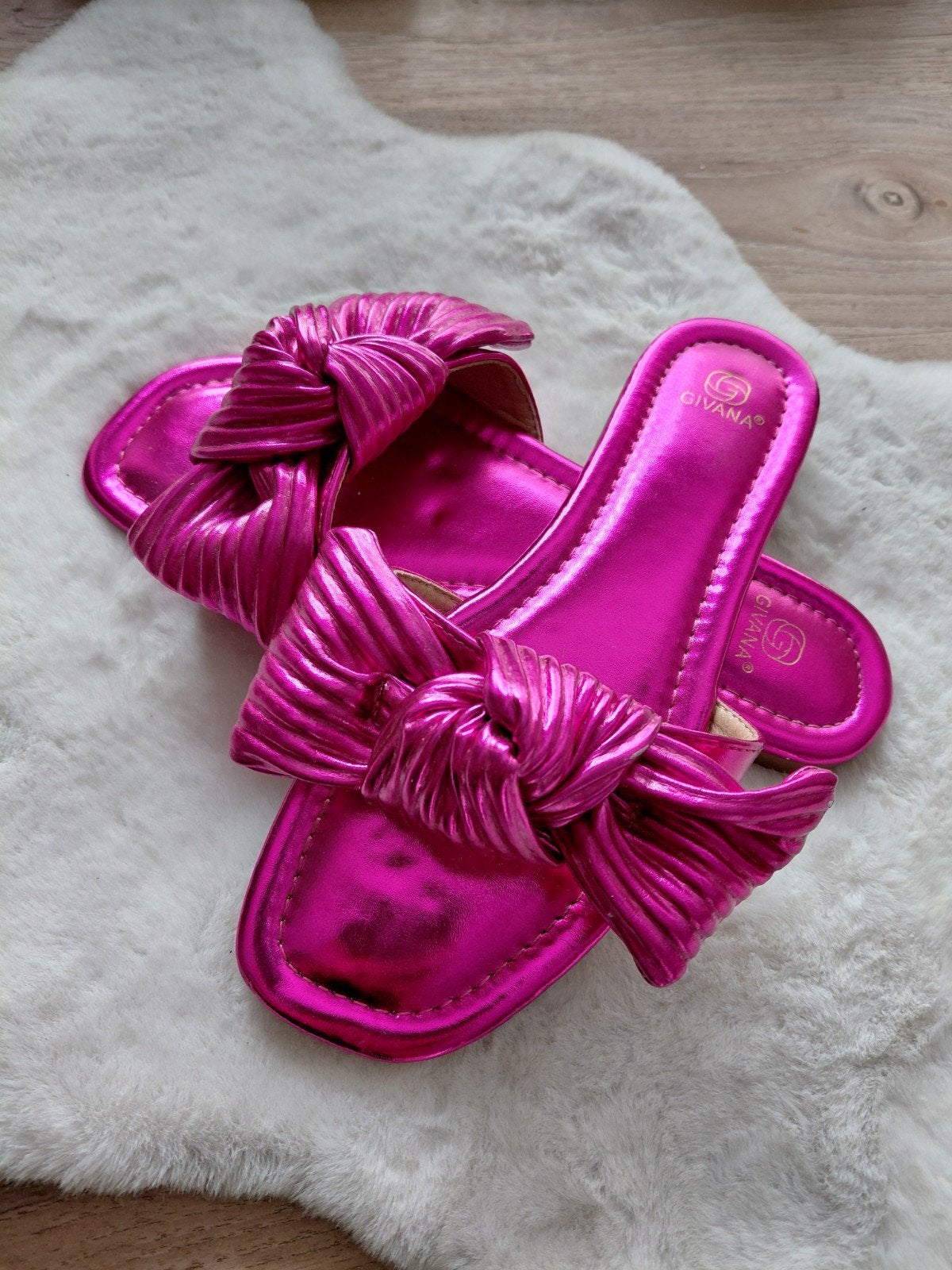 Roze Givana Slippers met Strik - Maat 38, Kleding | Dames, Schoenen, Slippers, Givana, Ophalen of Verzenden, Zo goed als nieuw