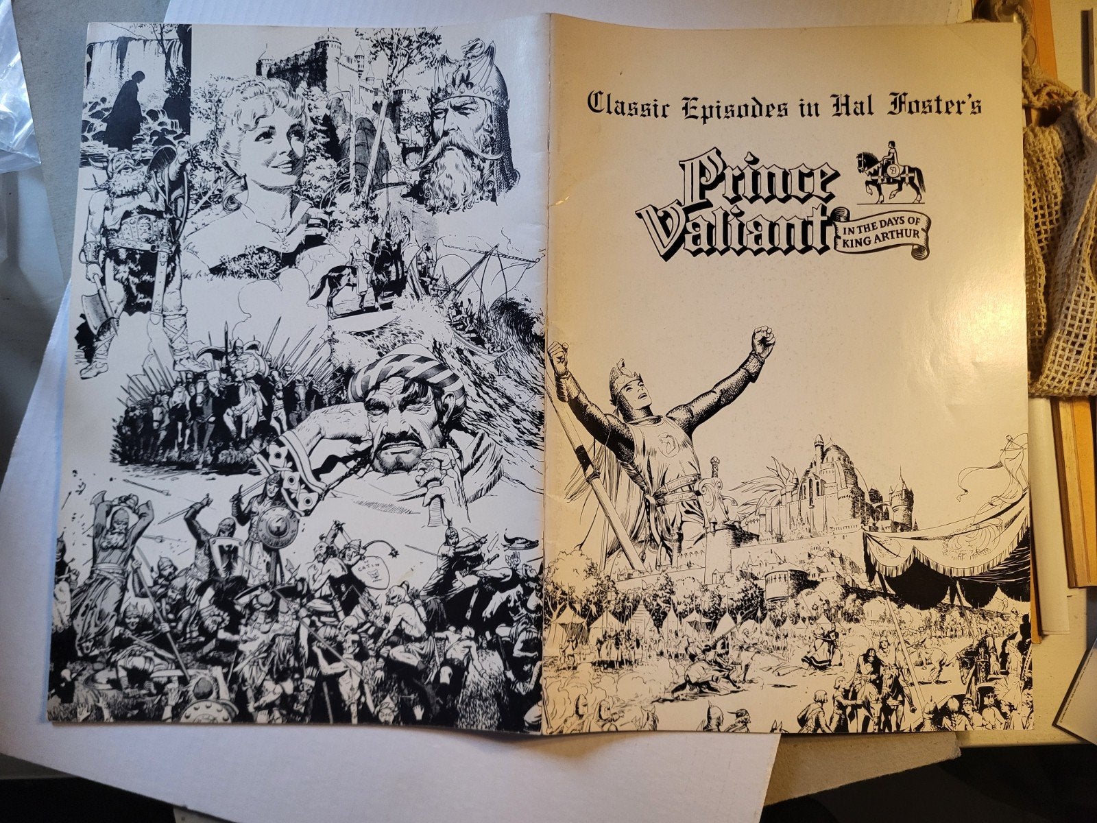 classic episode in hal foster's prince valiant 1975 28x42cm, Verzamelen, Ophalen of Verzenden, Zo goed als nieuw, Boek of Spel