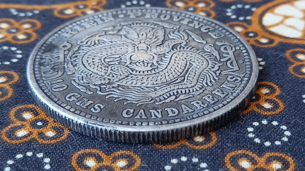 Mooie Chinese Candareens munt met draak en karakters 4,4 cm, Antiek en Kunst, Zilver, China, Ophalen of Verzenden, Brons