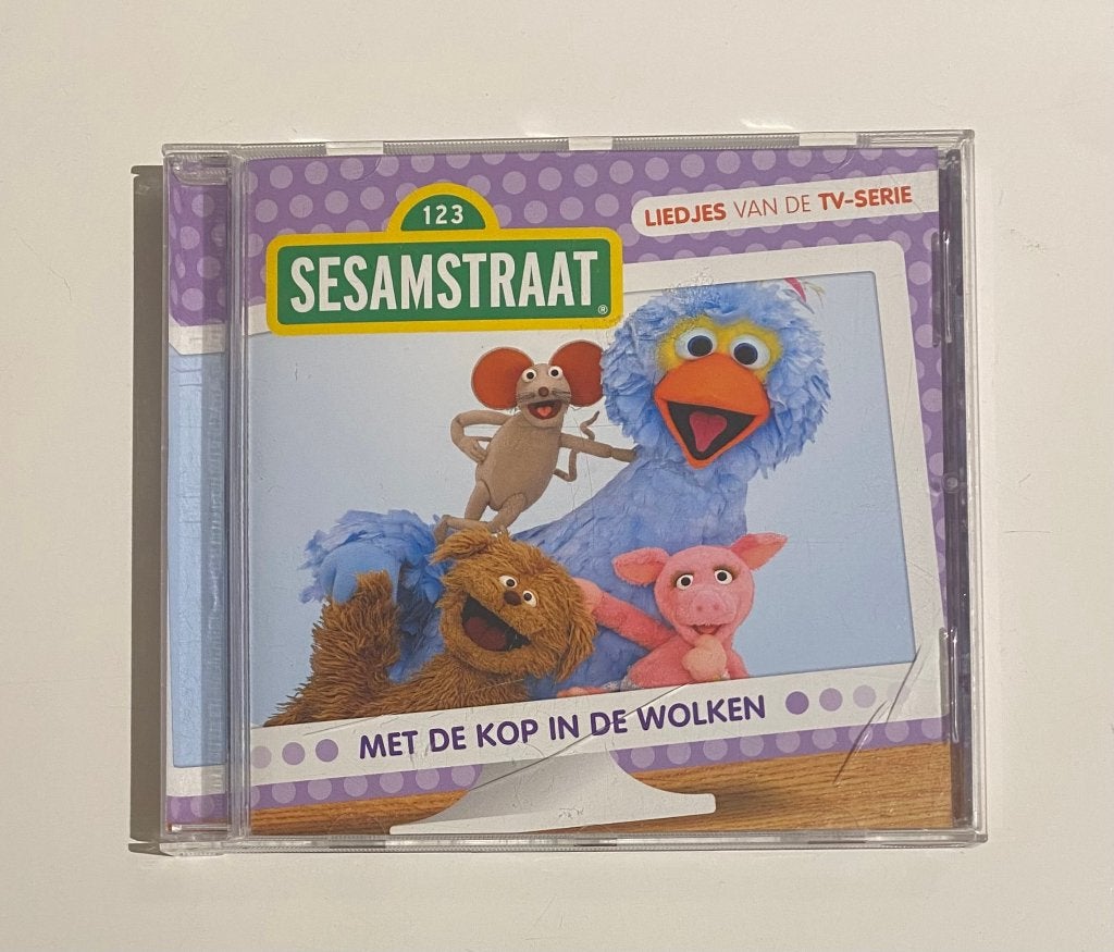 CD: Sesamstraat - Met De Kop In De Wolken 2014 NL- VG+/VG+, Cd's en Dvd's, Gebruikt, Tot 2 jaar, Ophalen of Verzenden, Muziek